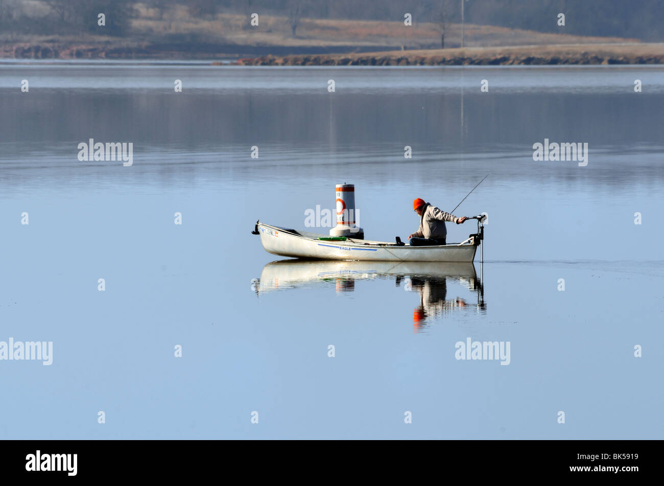 Ein MAN-Piloten seine Aluminium Fischerboot Vergangenheit ein 'Nein Wake'Boje mit einem trolling Motor. Arcadia Lake, Oklahoma, USA. Stockfoto