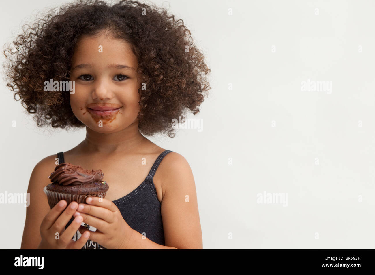 Mädchen mit Schokolade cupcake Stockfoto