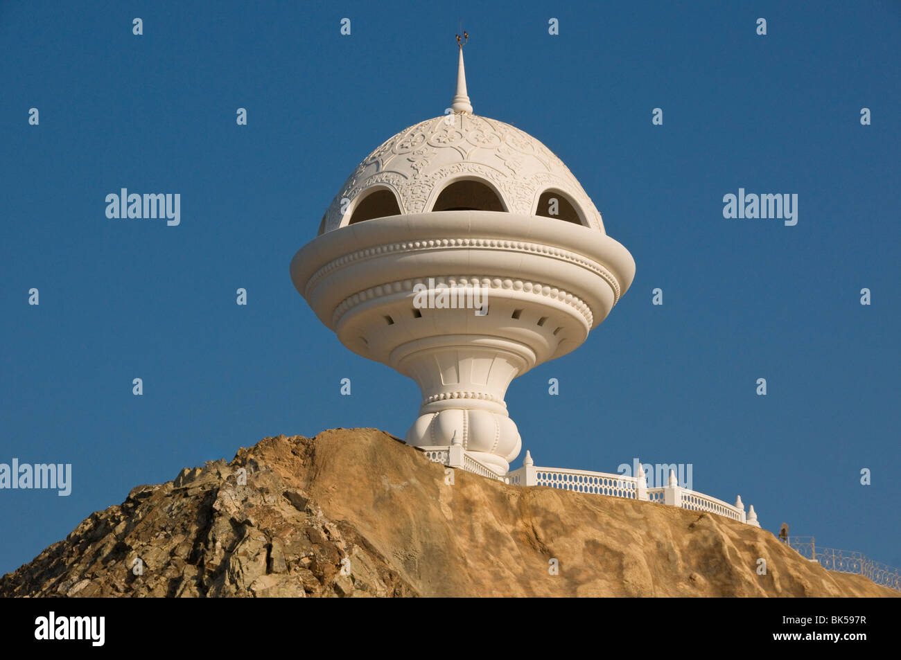 Ansicht von Mutrah Uferpromenade mit berühmten Weihrauch-Brenner-Denkmal auf dem Gipfel Royam Park Muscat Oman Stockfoto