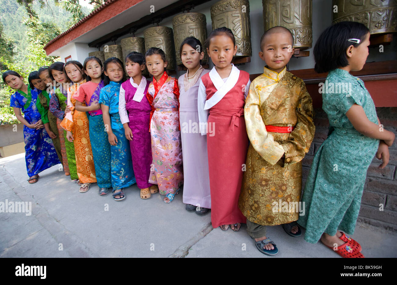 Studenten der Tibetan Children Village in Dharamsala, Indien gekleidet in traditionellen tibetischen formelle Kleidung Stockfoto