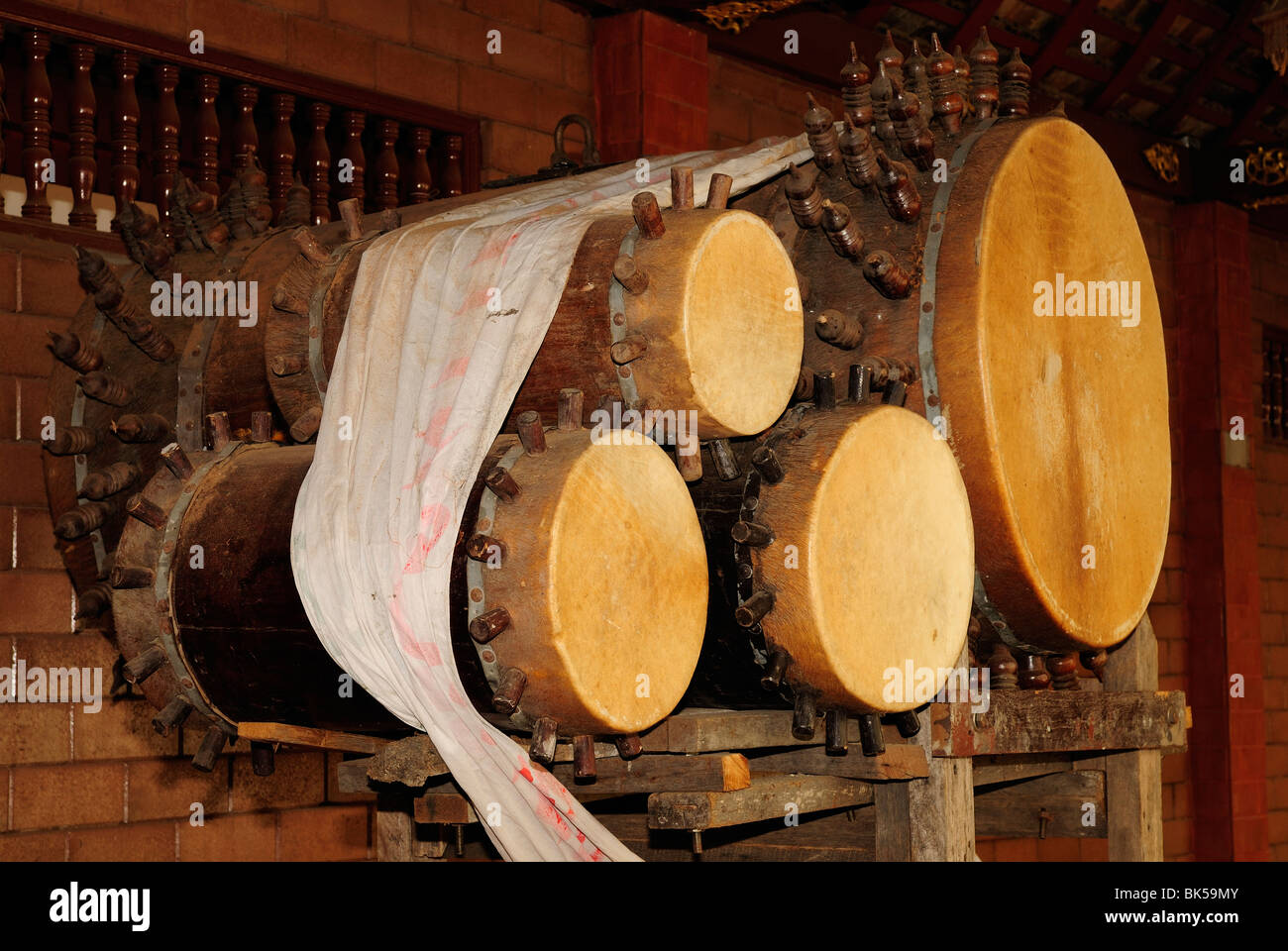 Große Trommeln in einem buddhistischen Tempel in Chiang Mai, Thailand, Südostasien Stockfoto