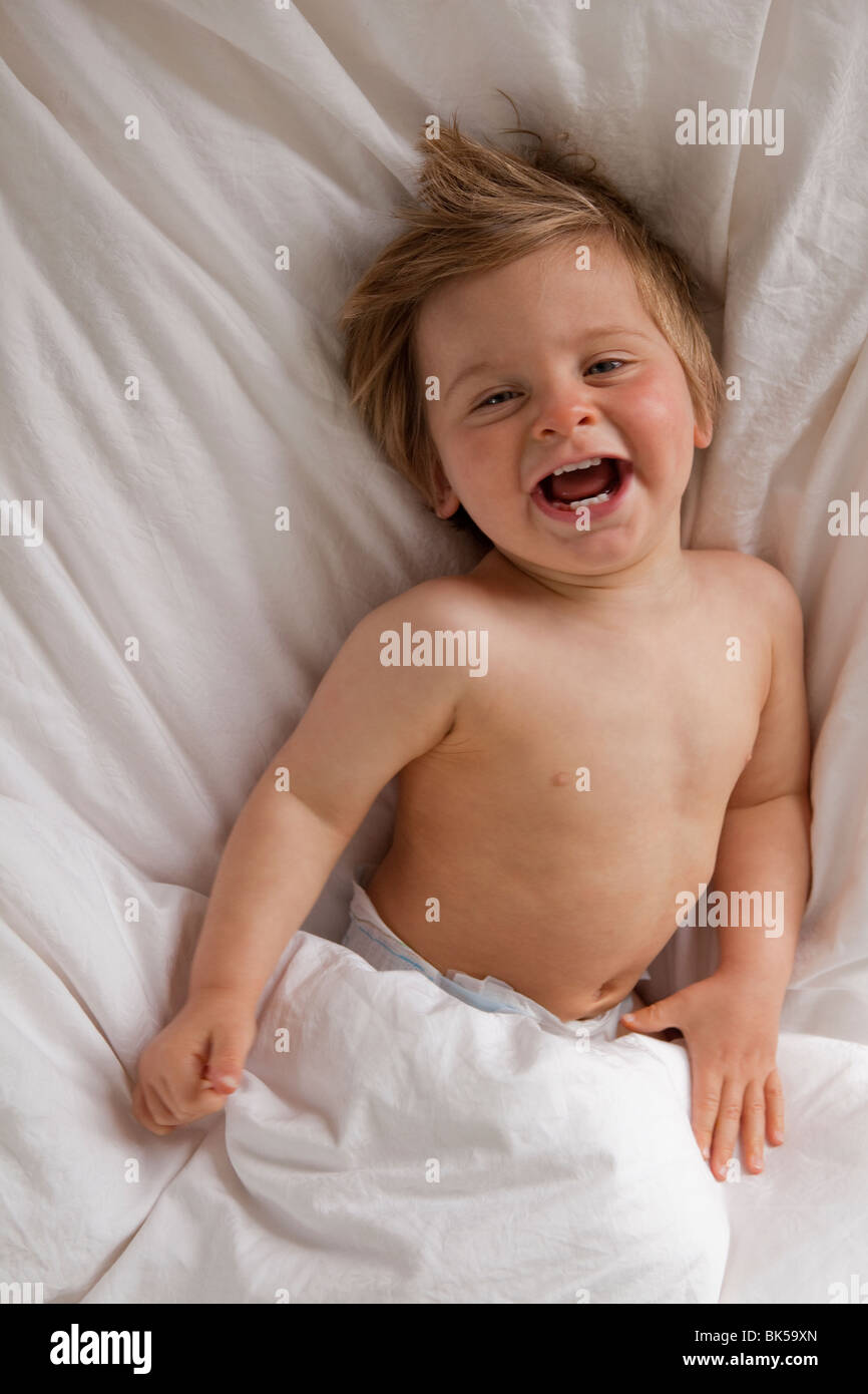 Glücklich Kleinkind auf Bett Stockfoto