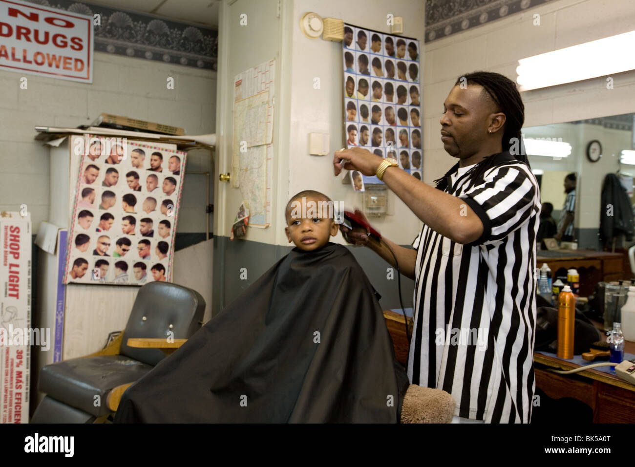 Kind immer Haarschnitt in Clarksdale, Mississippi-Delta-Friseur Stockfoto