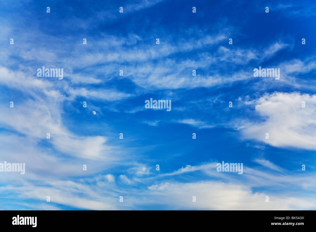 blauer Himmel mit Wolken-Hintergrund Stockfoto