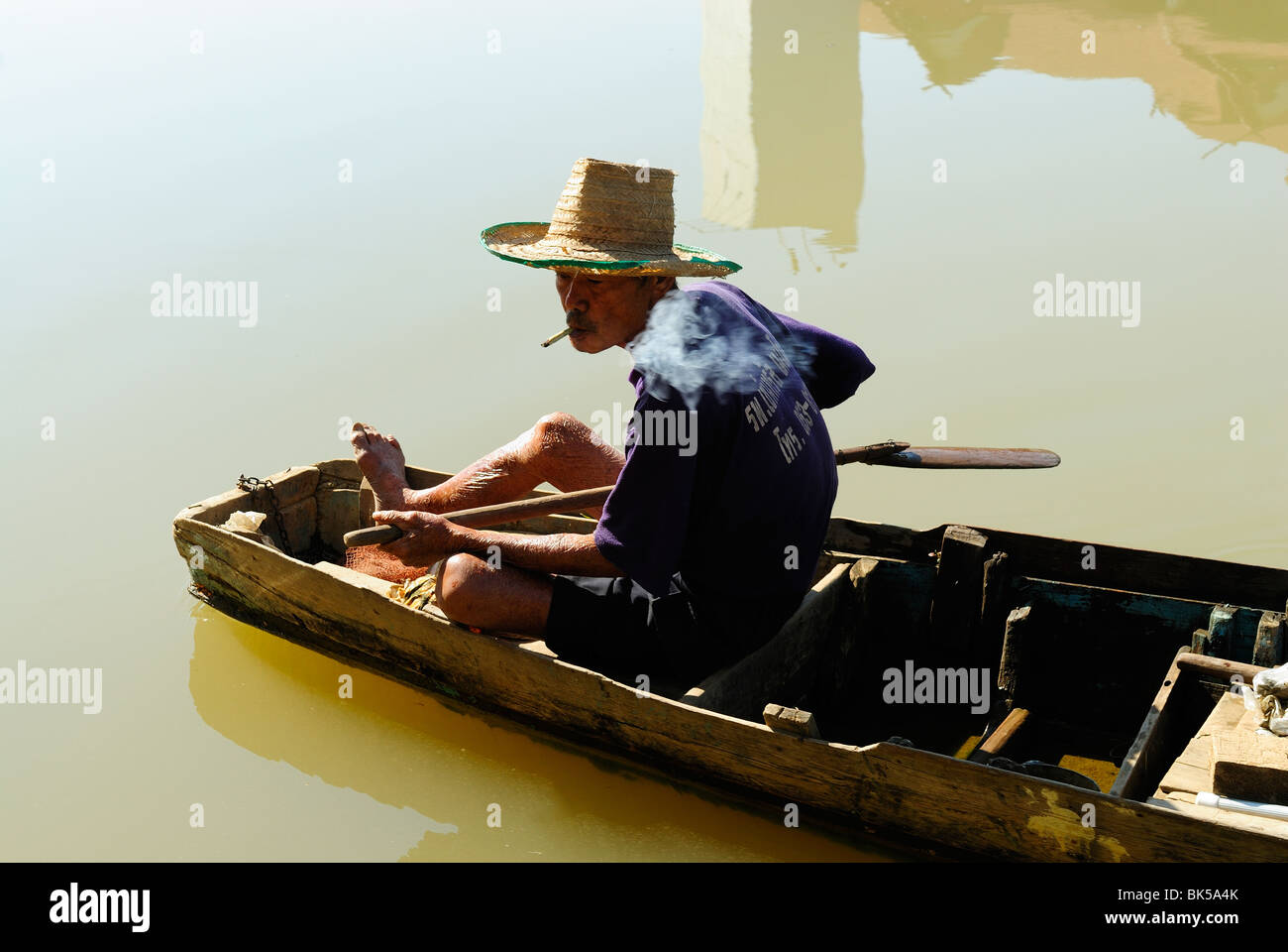 Alter Mann paddeln Kanu am Mae Ping River in der Stadt Chiang Mai, Thailand Stockfoto