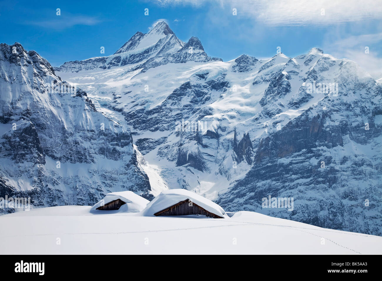 Teilweise verschütteten Gebäuden vor dem Schreck-Berg, 4078 m, Berner Oberland, Schweizer Alpen, Switzerland Stockfoto