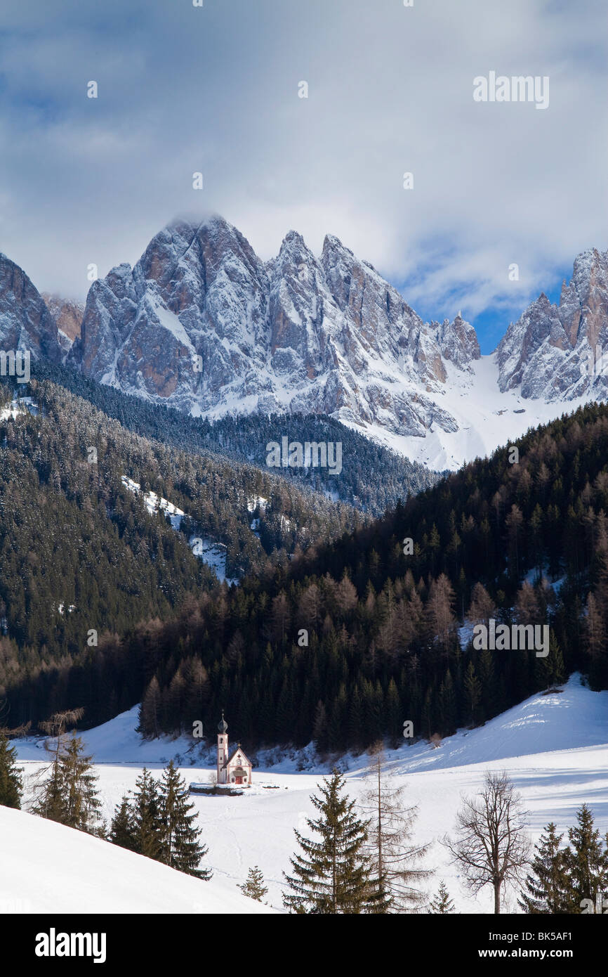 Winterlandschaft von St. Johann Church in Ranui in Villnoss, Südtirol (Tirol), Italien Stockfoto