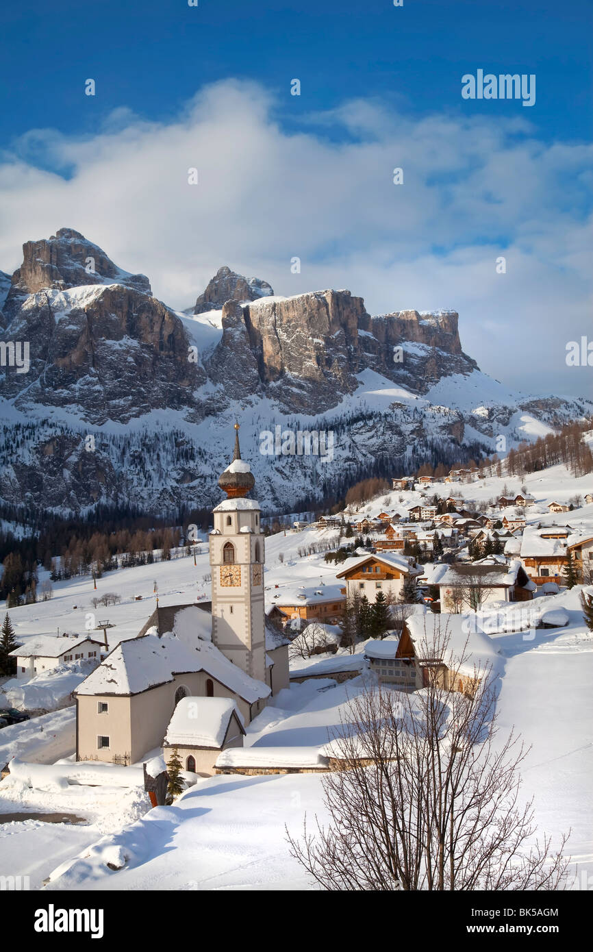Die Kirche und das Dorf von Colfosco in Badia Sella Massivs an Berge, Südtirol, Trentino-Alto Adige, Italien Stockfoto