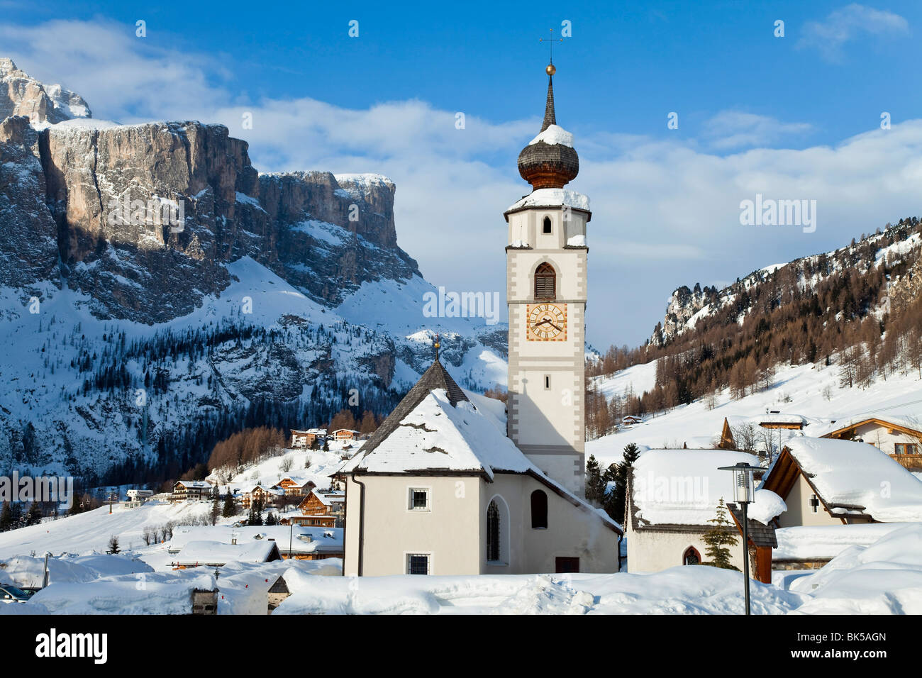 Die Kirche und das Dorf von Colfosco in Badia Sella Massivs an Berge, Südtirol, Trentino-Alto Adige, Italien Stockfoto