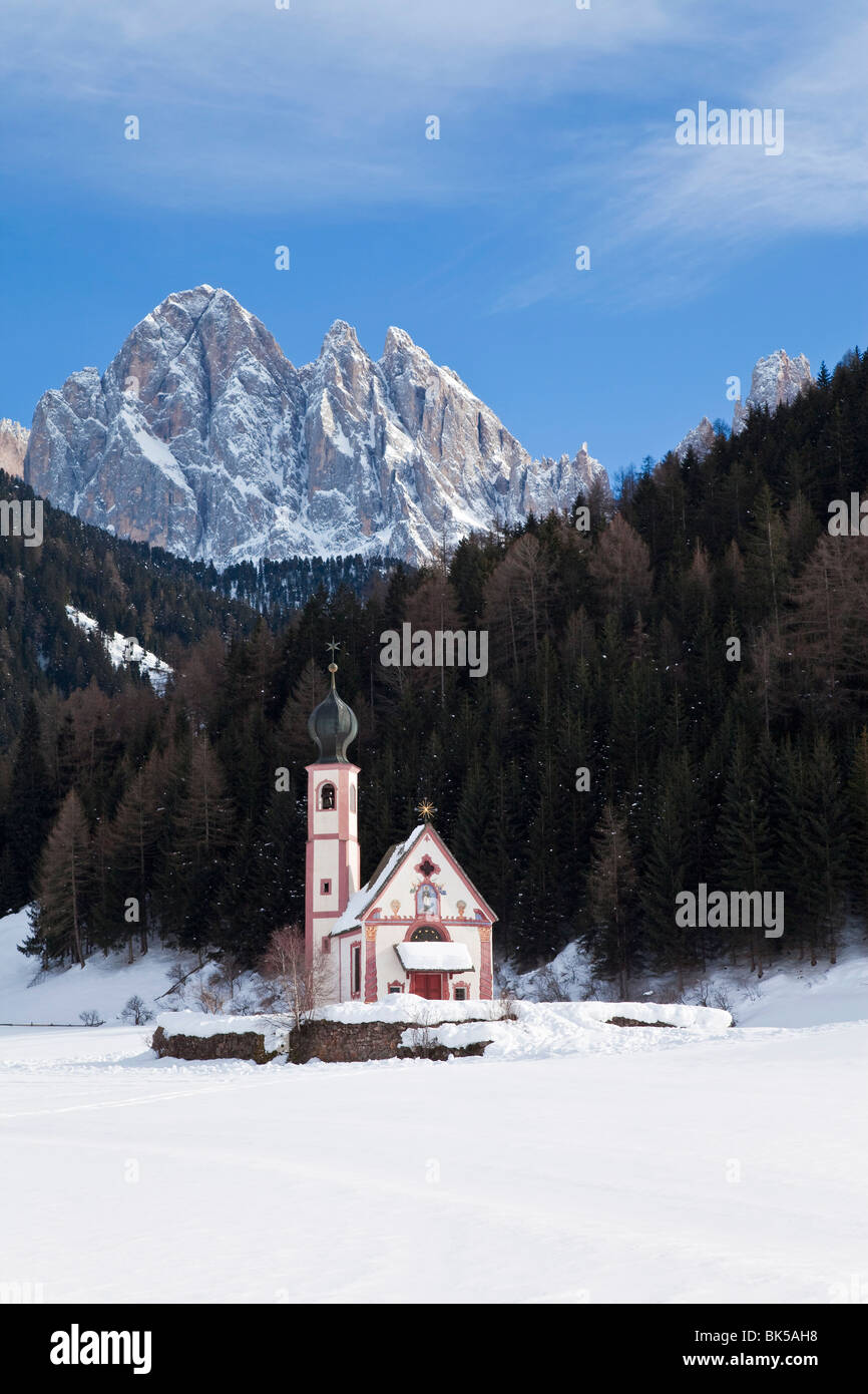 Winterlandschaft der Kirche St. Johann in Ranui in Villnoss, Italien, Südtirol (Tirol), Geisler Spitzen Stockfoto
