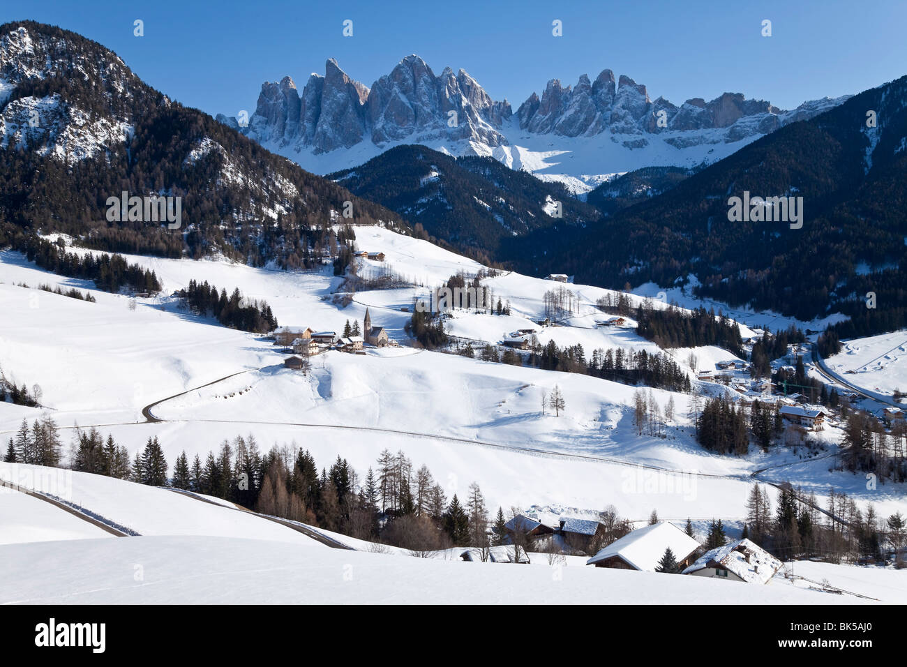 Landschaft von St. Magdalena Dorf und Kirche, Geisler Spitzen, Val di Funes, Dolomiten, Trentino-Alto Adige, Italien Stockfoto