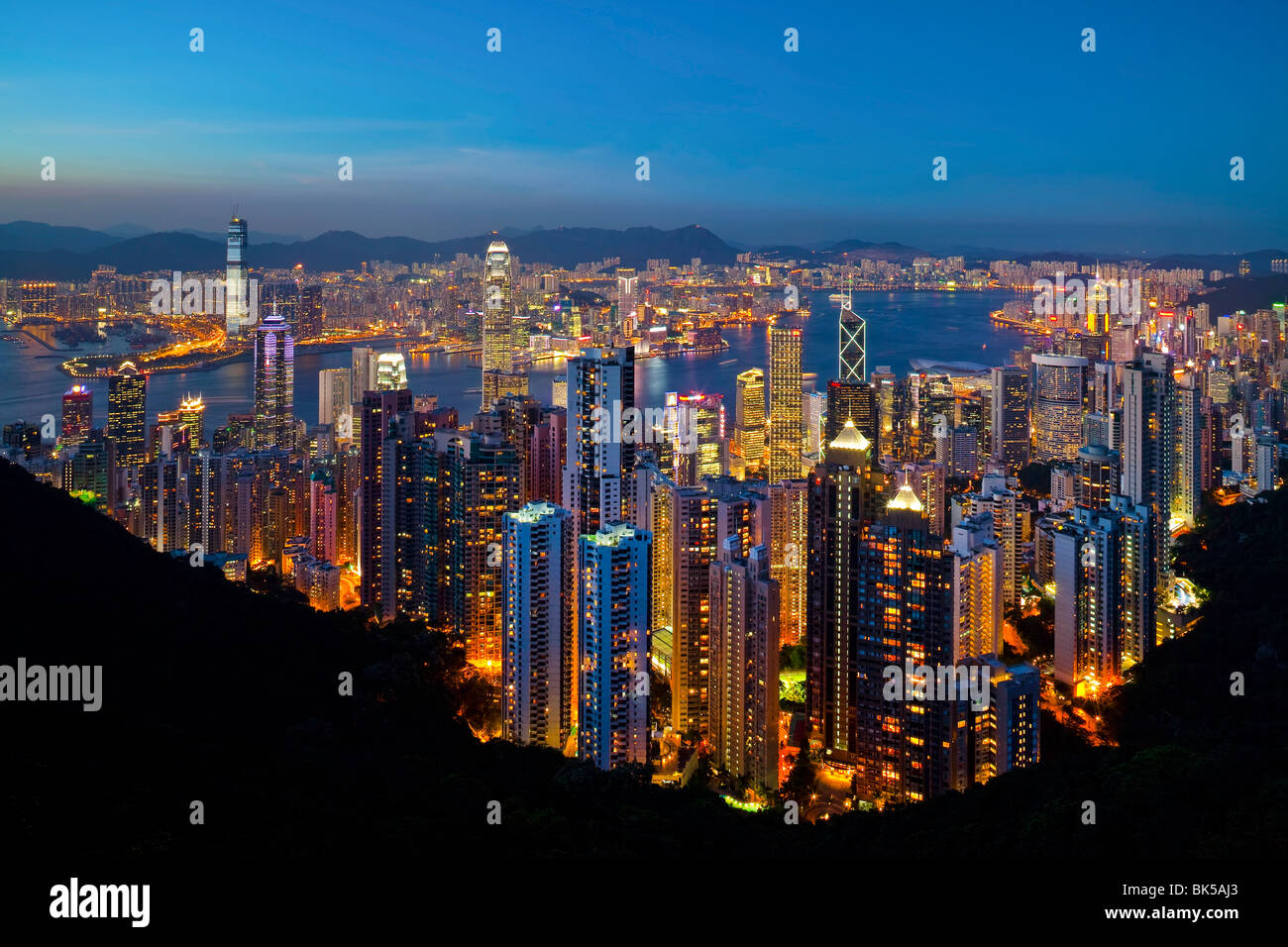 Blick auf Hong Kong vom Victoria Peak, die beleuchtete Skyline von Central befindet sich unter The Peak, Victoria Peak, Hong Kong Stockfoto