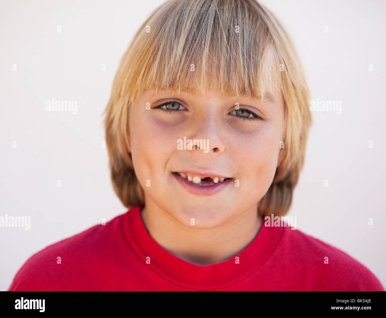 Blonde junge mit fehlenden Zahn Stockfoto