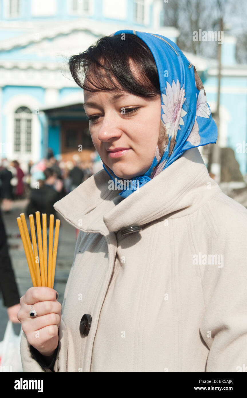 Junge schöne Frau mit Kerzen in der Hand und Schal auf Kopf Stockfotografie  - Alamy