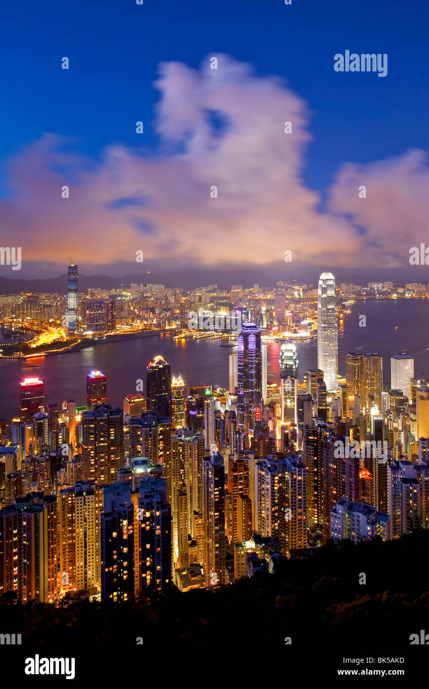 Blick auf Hong Kong vom Victoria Peak, die beleuchtete Skyline von Central befindet sich unter The Peak, Victoria Peak, Hong Kong, China Stockfoto