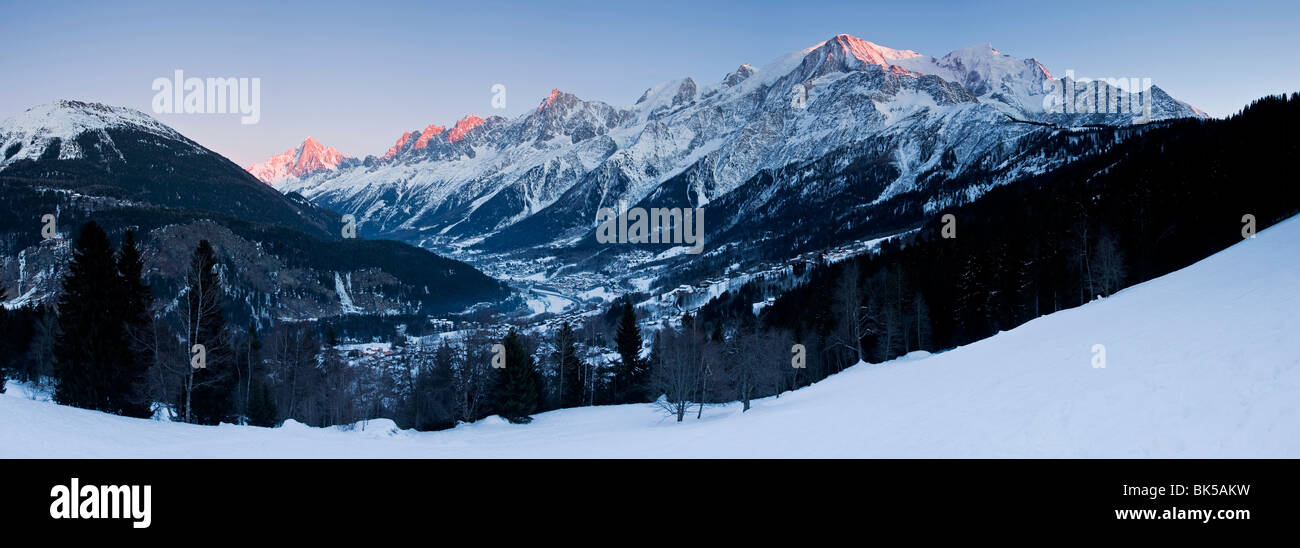 Das Tal von Chamonix, Mont Blanc und Mont-Blanc-Massiv-Reihe von Bergen, Haute Savoie, Französische Alpen, Frankreich Stockfoto