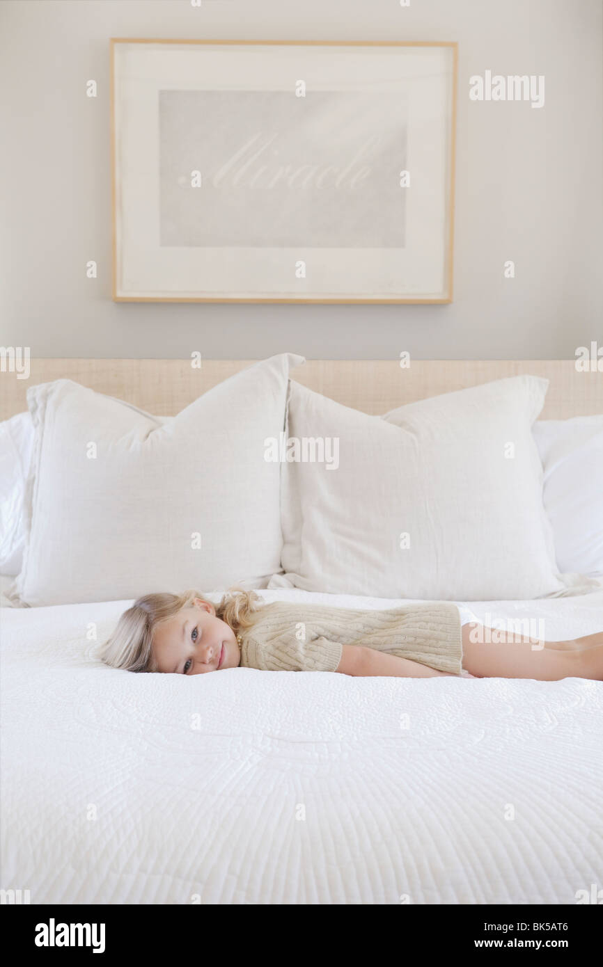 Mädchen auf Bett Stockfoto