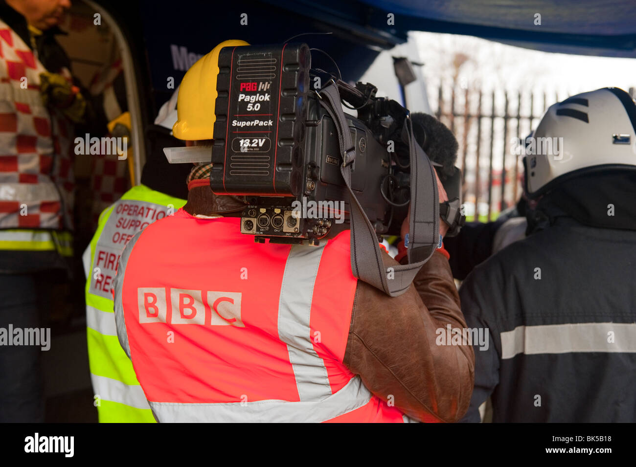 BBC TV Kameramann Dreharbeiten in Szene des Feuers Stockfoto