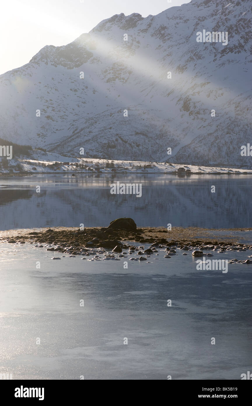 Morgenlicht mit Sonnenstrahlen in Lofoten, Norwegen Stockfoto