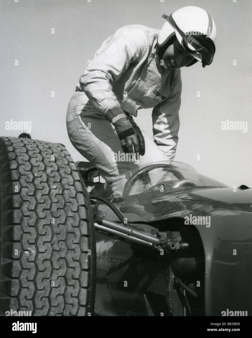JOHN SURTEES im Maranello (Modena) HQ von Ferrari beim Testen ihrer 2500 Formel ich Auto 1966 Stockfoto