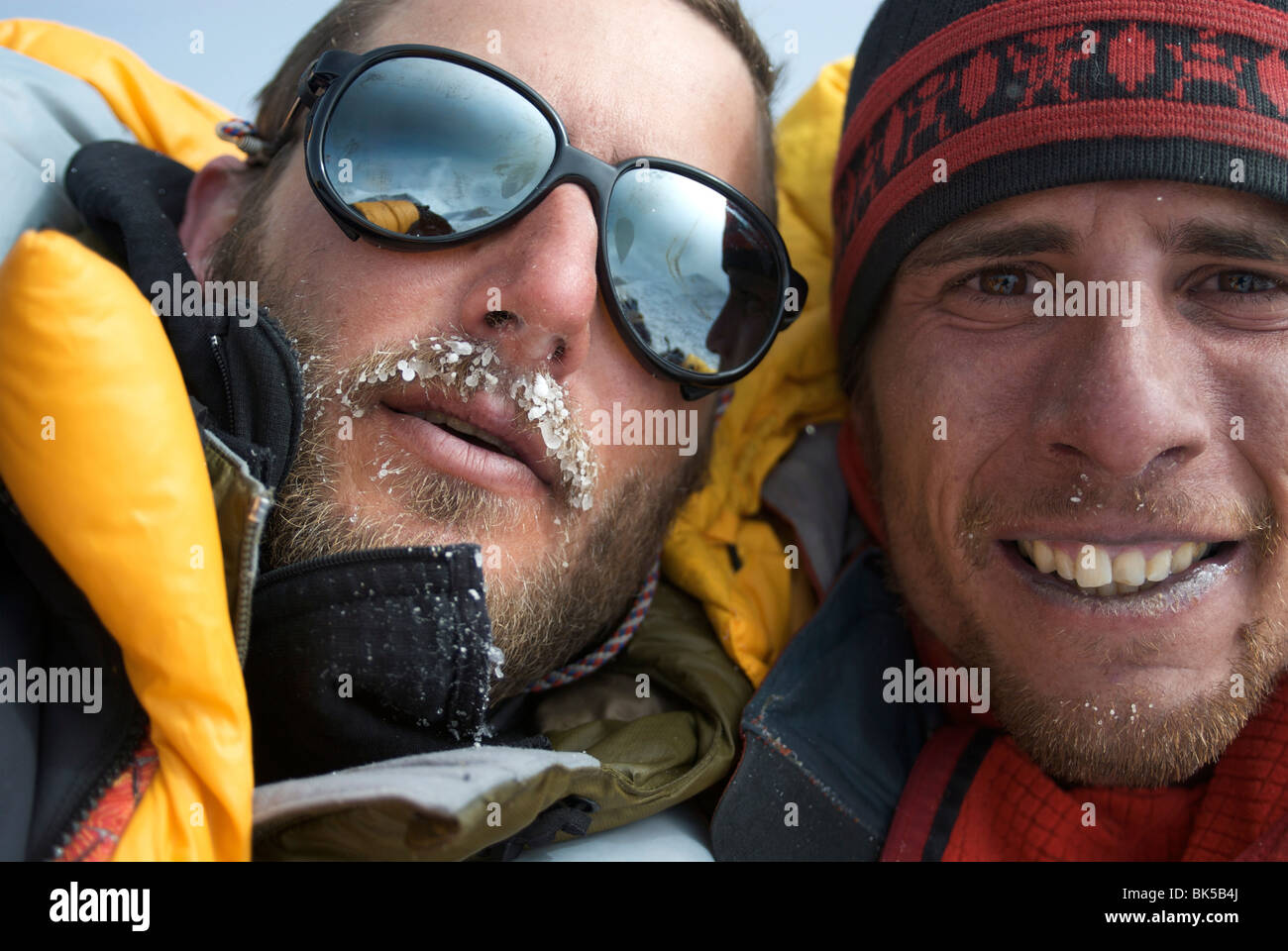 Zwei 30-jährige Männer umarmen auf dem Gipfel des Mount Denali, Alaska, Vereinigte Staaten von Amerika, Nordamerika Stockfoto