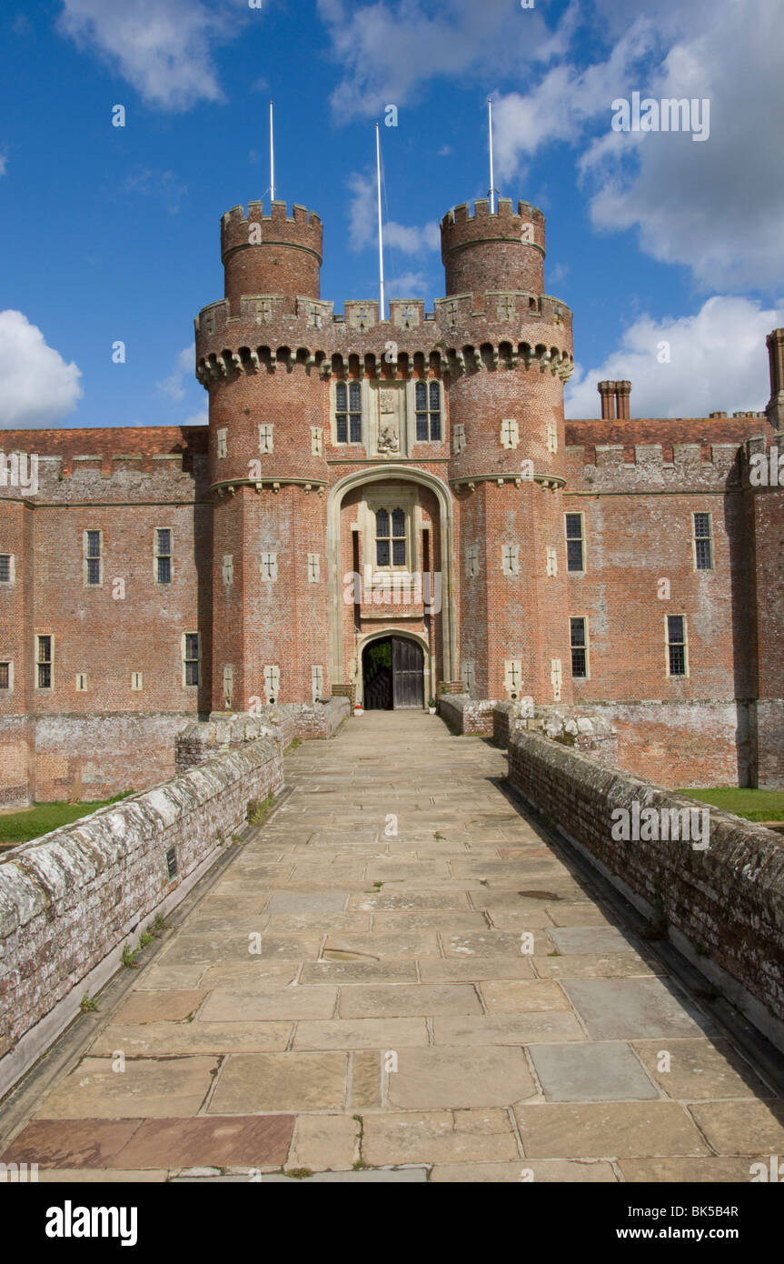 Damm nach dem Haupteingang des 15. Jahrhunderts Herstmonceux Castle, East Sussex, England, Vereinigtes Königreich, Europa Stockfoto