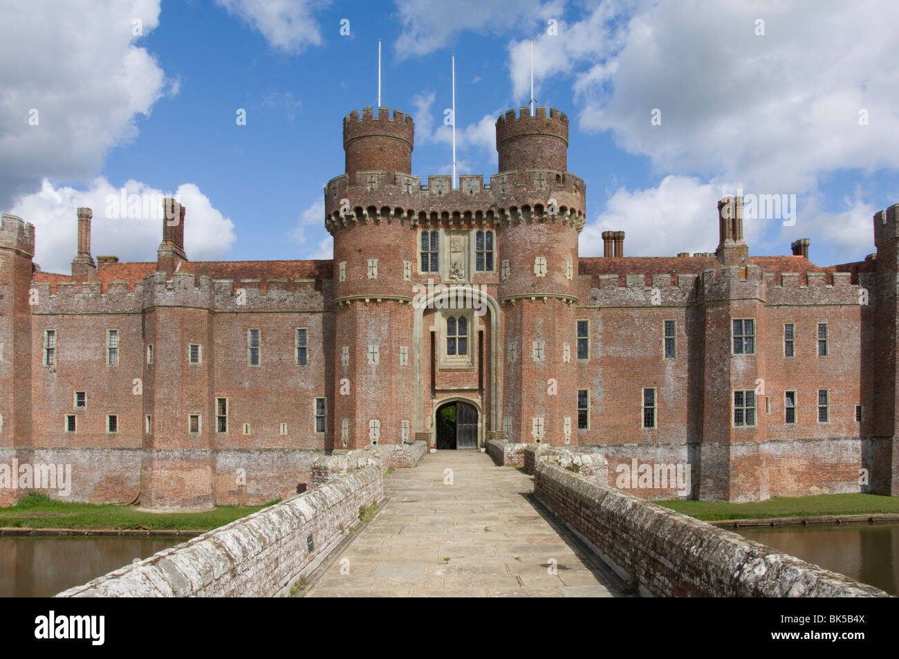 Über den Damm zum Haupteingang auf das 15. Jahrhundert Herstmonceux Castle, East Sussex, England, Vereinigtes Königreich, Europa Stockfoto