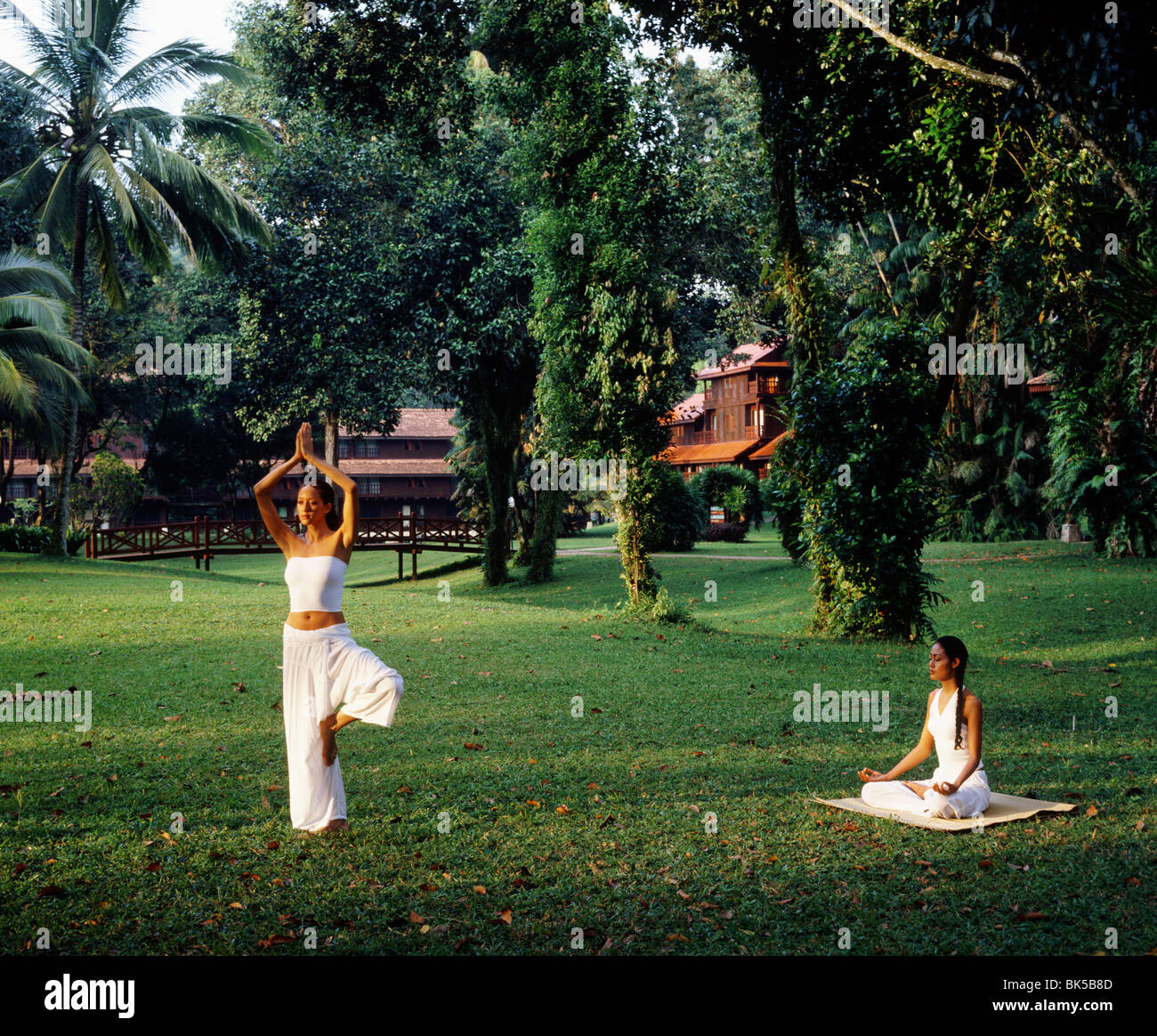 Mädchen machen Yoga im Club Med Cherating, Australien, Südostasien, Asien Stockfoto