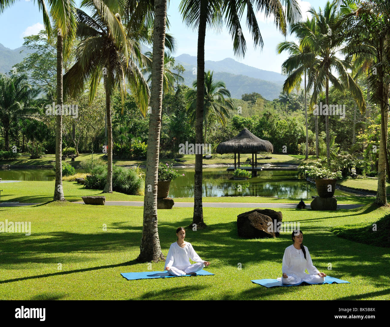 Yoga im Hof Wellness- und Spa-Resort in Batangas, Philippinen, Südostasien, Asien &#10; Stockfoto