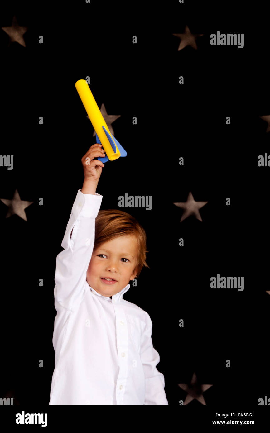 Junge mit Schaum-Rakete Stockfoto