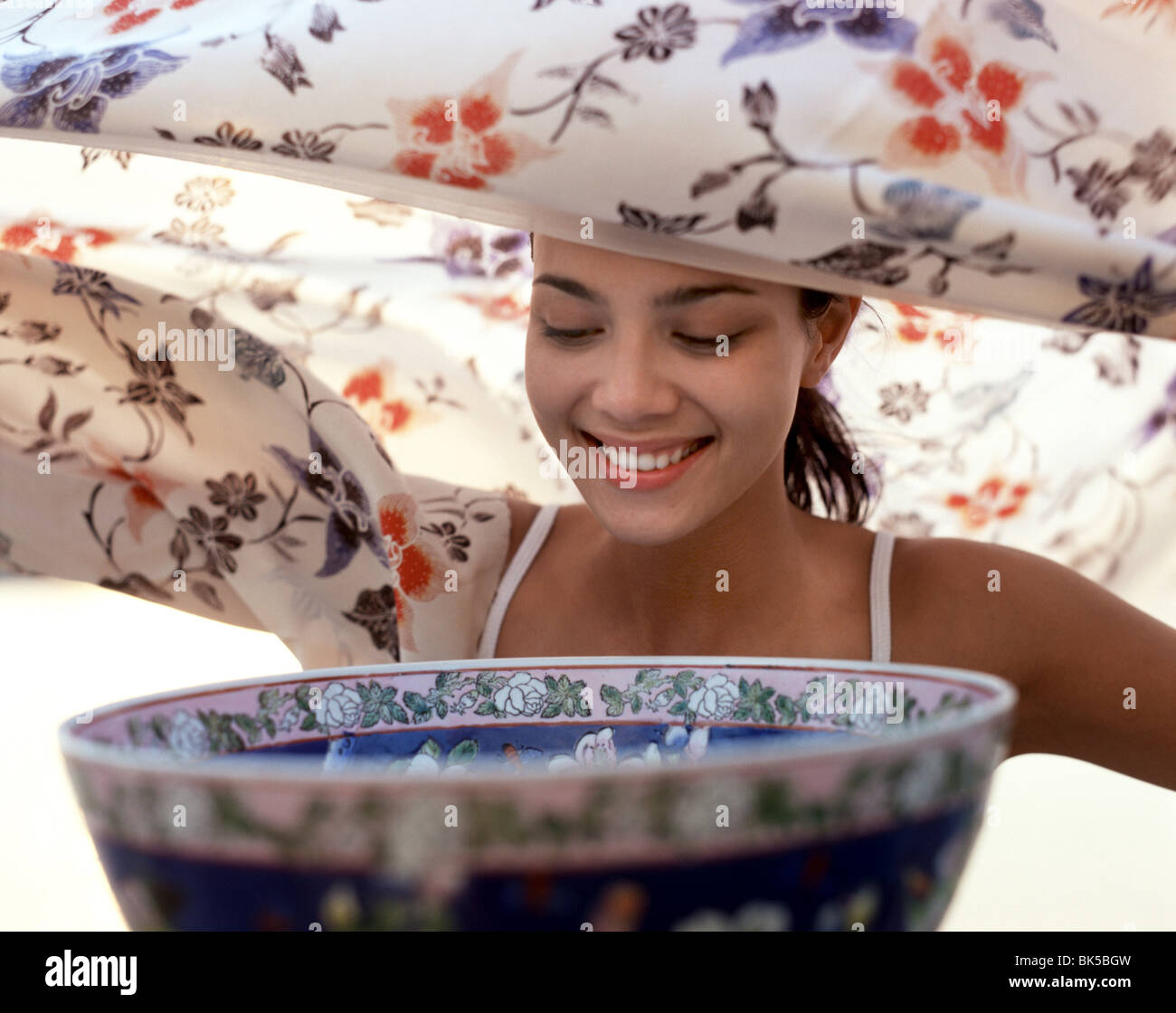 Aromatherapie, bereitet junge Frau Dampf inhalieren Stockfoto
