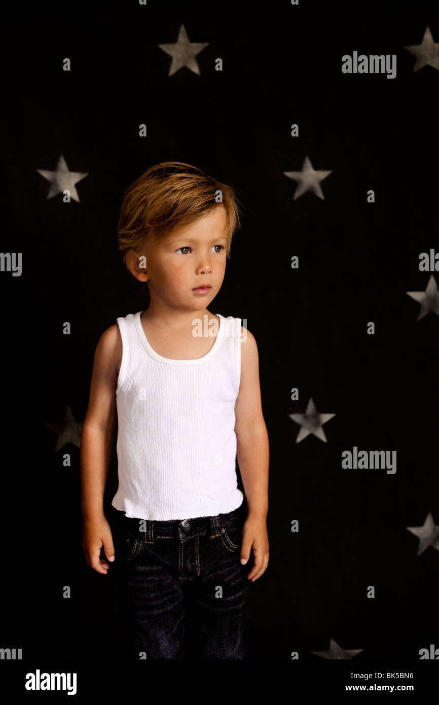 Kleiner Junge im weißen Tank-top Stockfoto