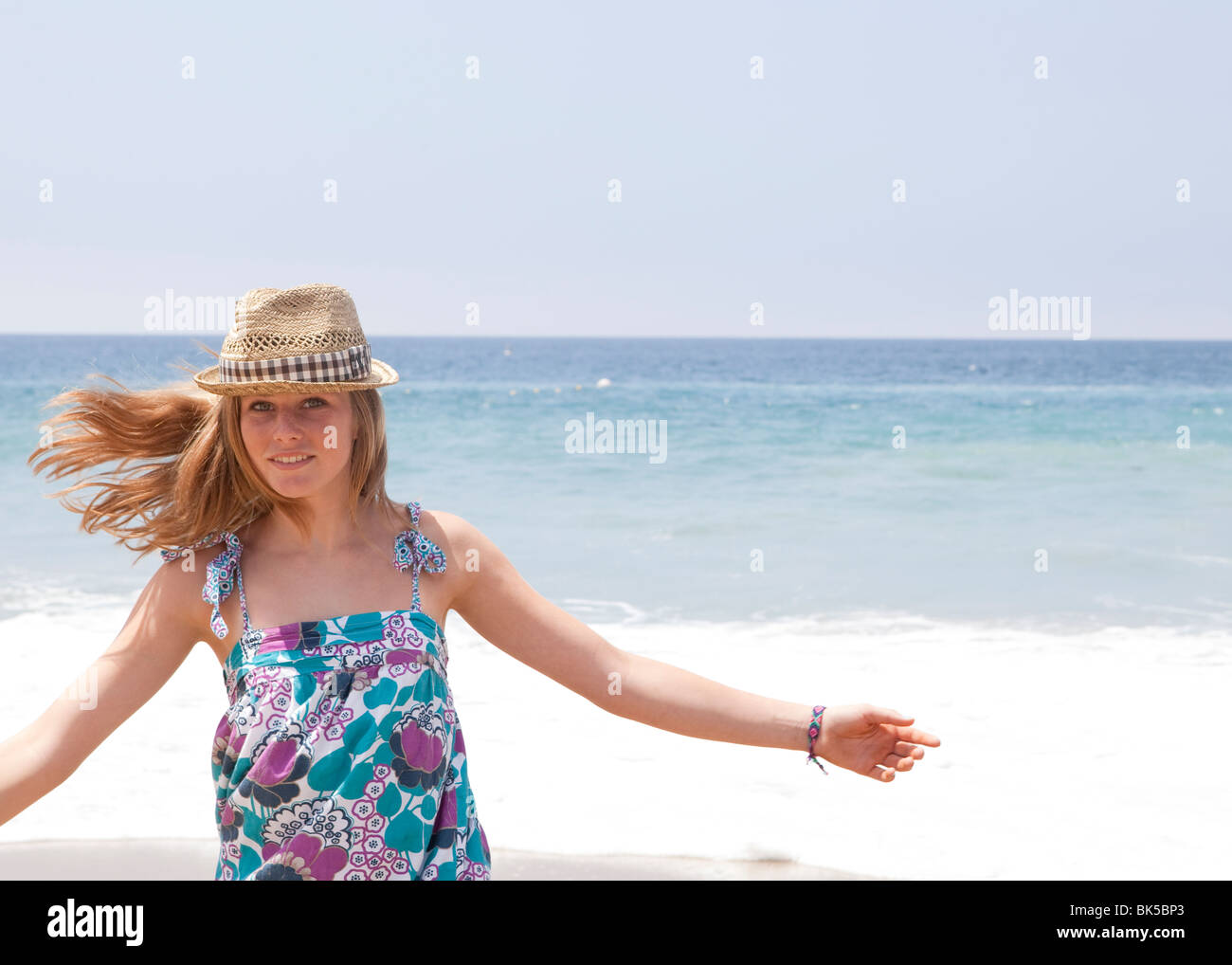 Teenager-Mädchen mit Hut am Strand Stockfoto