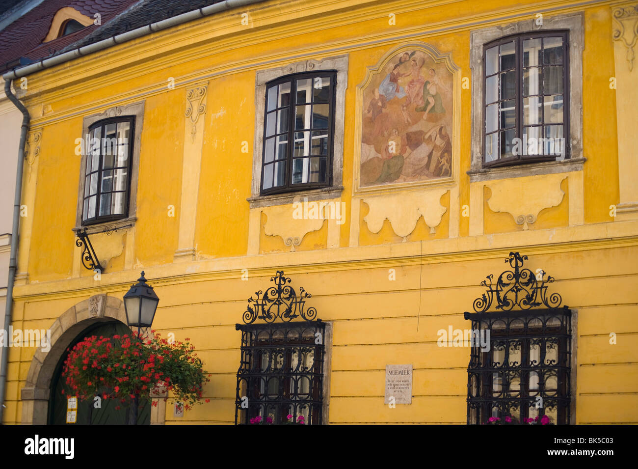 Eine bunte Altbau mit einem Gemälde auf der Vorderseite in Buda Abschnitt, Budapest, Ungarn, Europa Stockfoto