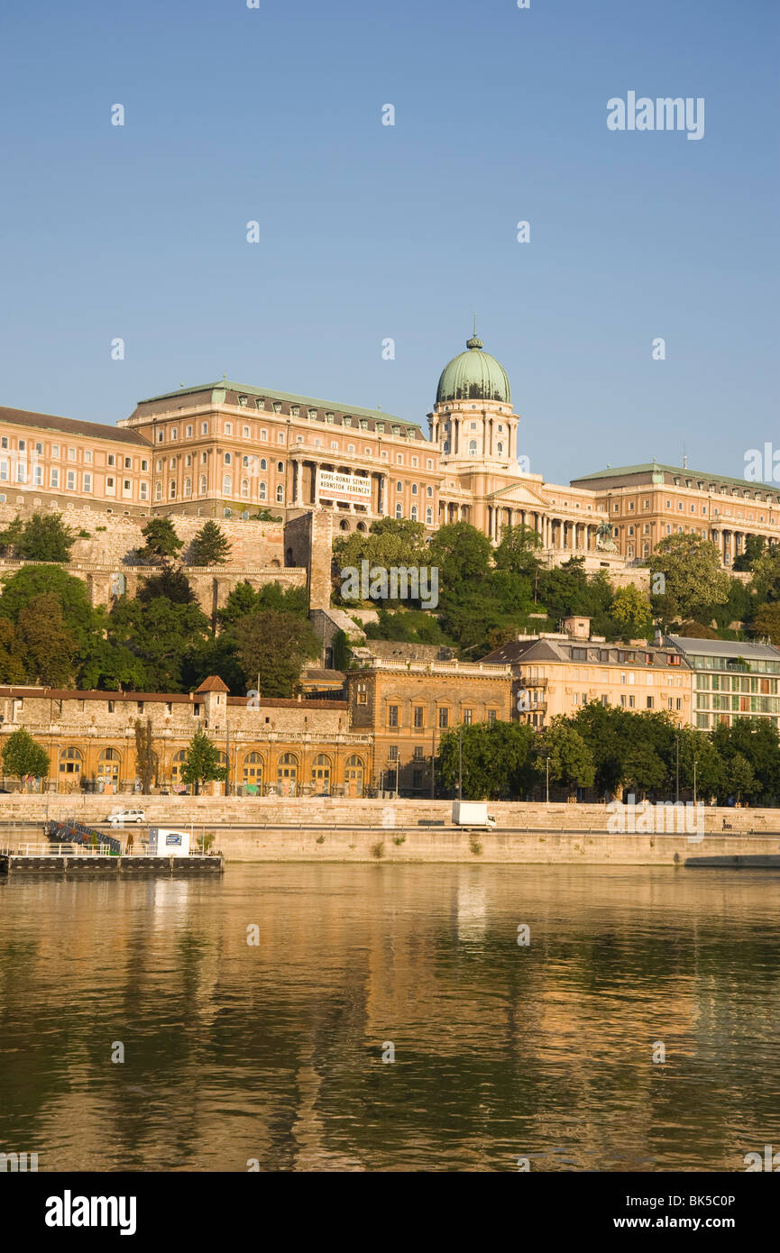 Ein am frühen Morgen Blick auf die Donau und Castle Hill, Budapest, Ungarn, Europa Stockfoto