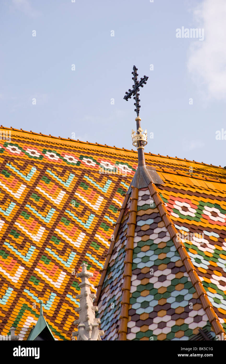 Ein Detail der bunten Kacheln auf dem Dach des Matyas Kirche, Budapest, Ungarn, Europa Stockfoto