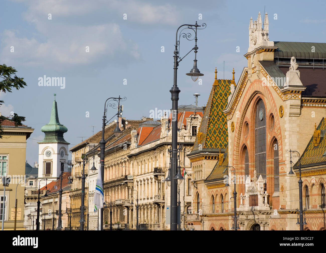 Eine Ansicht des Abschnitts Pest Budapest einschließlich große Markthalle mit den bunten Ziegeln gedeckt Dach, Budapest, Ungarn, Europa Stockfoto