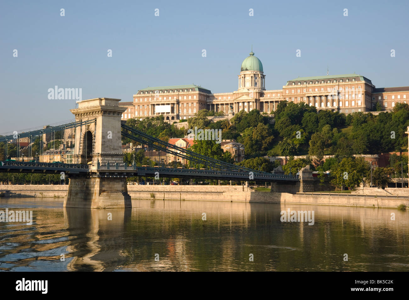 Die Kettenbrücke über die Donau und Castle Hill gesehen vom Boot, Budapest, Ungarn, Europa Stockfoto