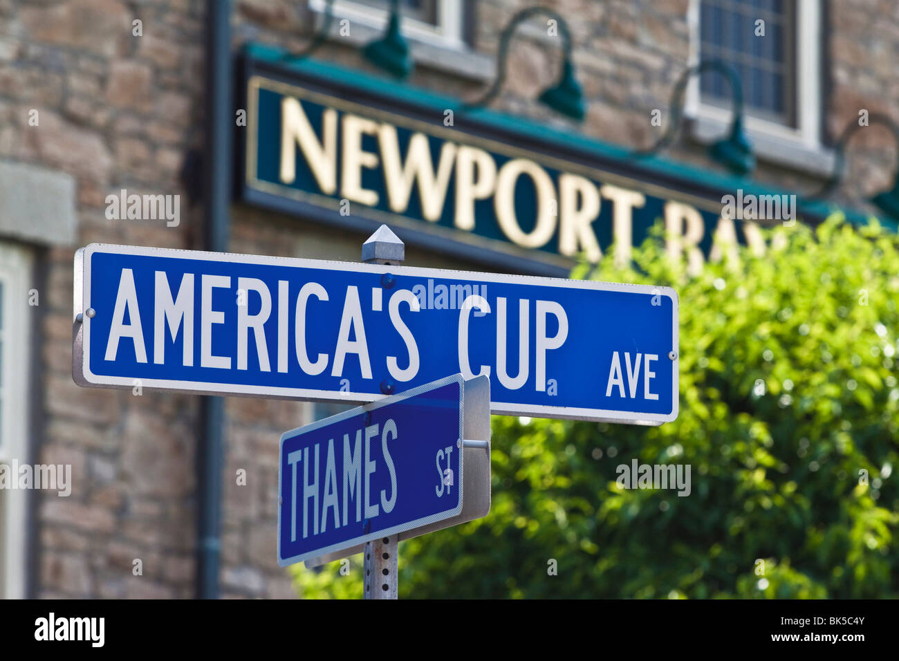 Newports Segel- und historisches Erbe an der Kreuzung von Amerikas Cup Avenue und Thames Street in Newport, Rhode Island, USA Stockfoto