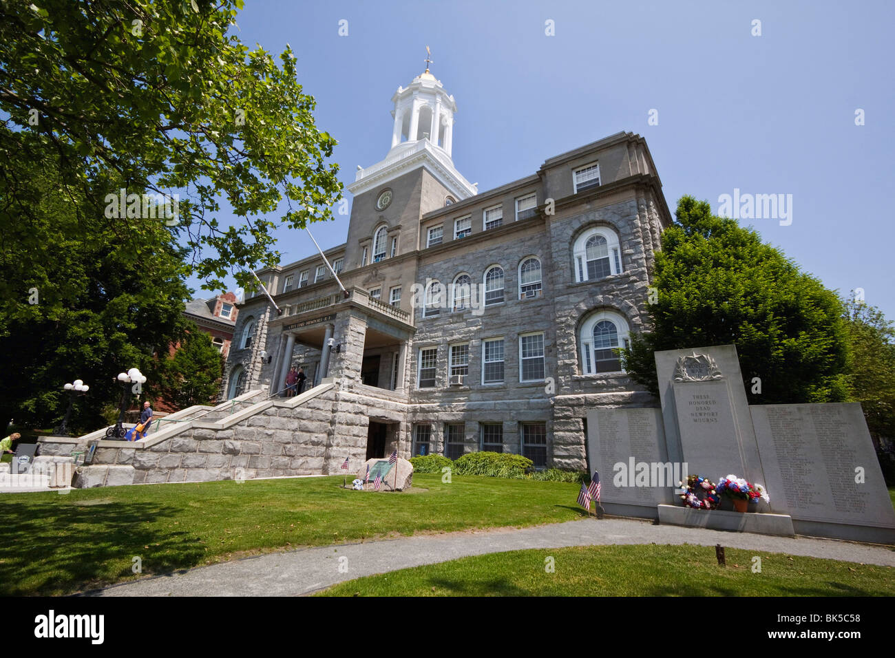 Das Rathaus und der zweite Weltkrieg Denkmal am Broadway in historischen Newport, Rhode Island, New England, USA Stockfoto