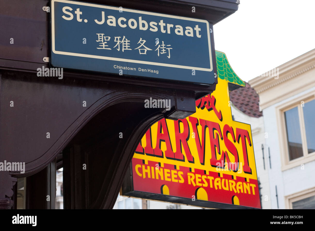 Straßenschild mit dem niederländischen und chinesischen schreiben in Chinatown in den Haag, Niederlande Stockfoto