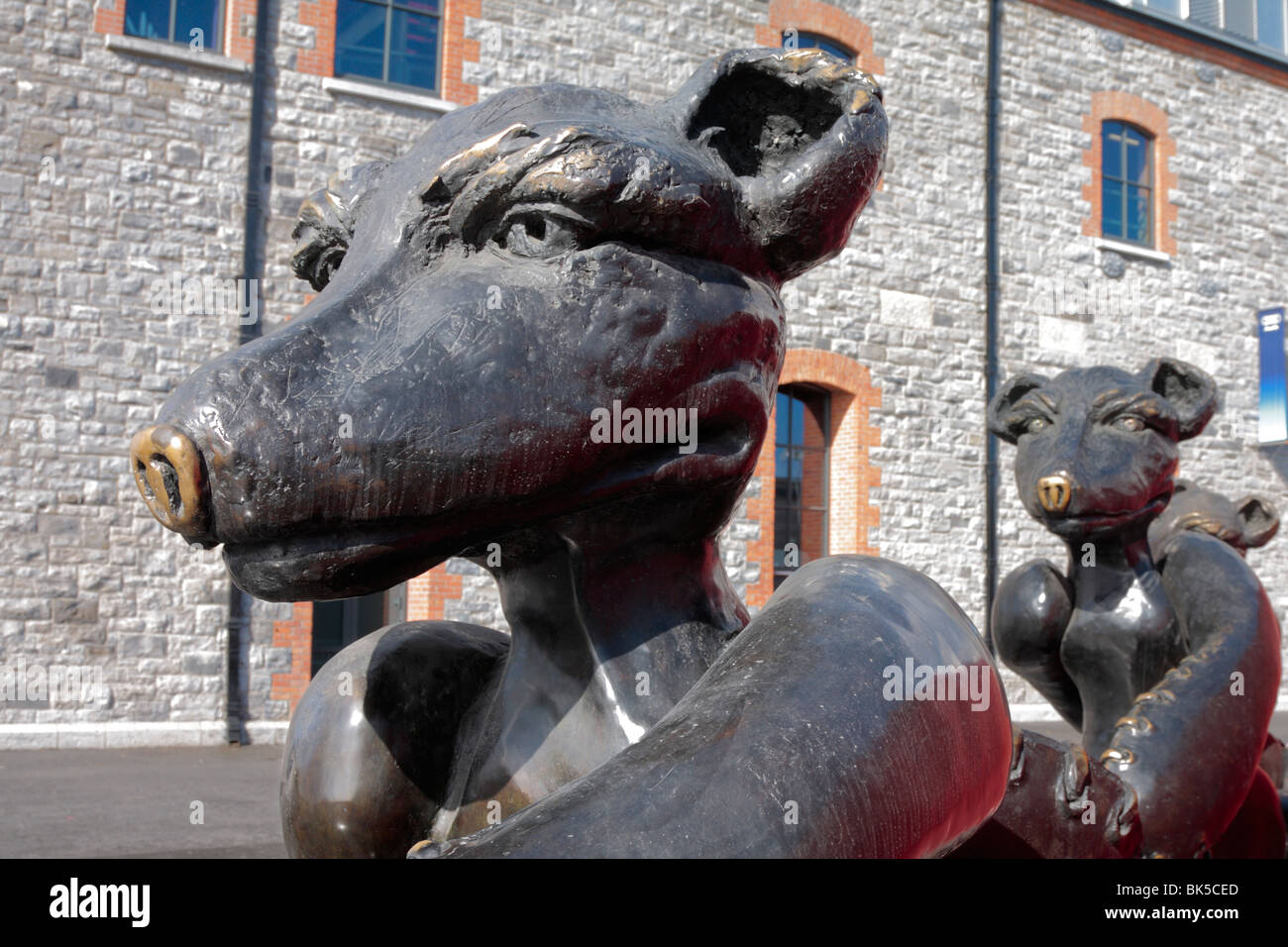 3 trägt 1 Gig keinen Brei, eine Skulptur von Patrick O Reilly außerhalb der O2-Arena in Dublin Irland Stockfoto