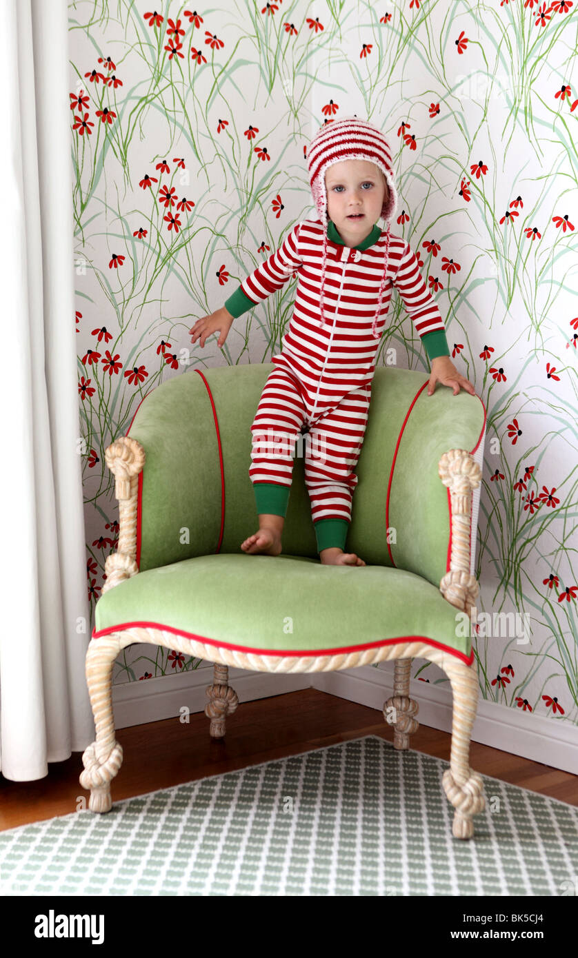 Kleines Mädchen in rot-weiß gestreiften Pyjama Stockfoto