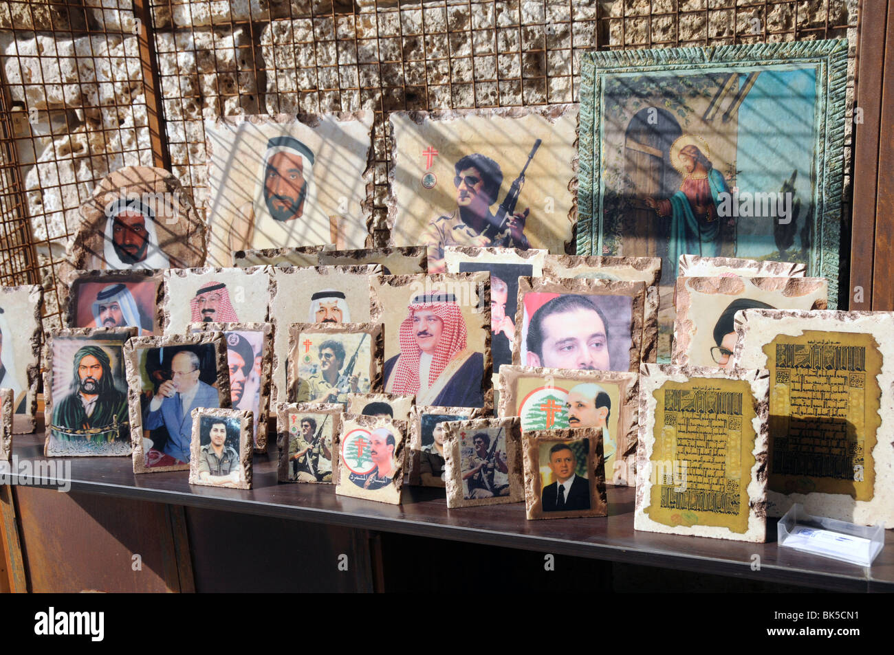 LIBANON-POSTER UND SOUVENIR-STALL IN DEN ALTEN SOUK IN BYBLOS Stockfoto