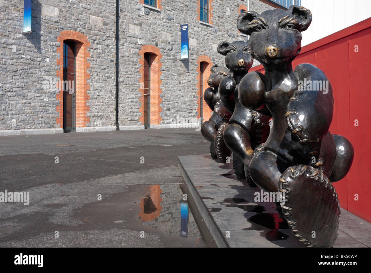 3 trägt 1Gig No Brei, eine Skulptur von Patrick O Reilly außerhalb der O2-Arena in Dublin Irland Stockfoto