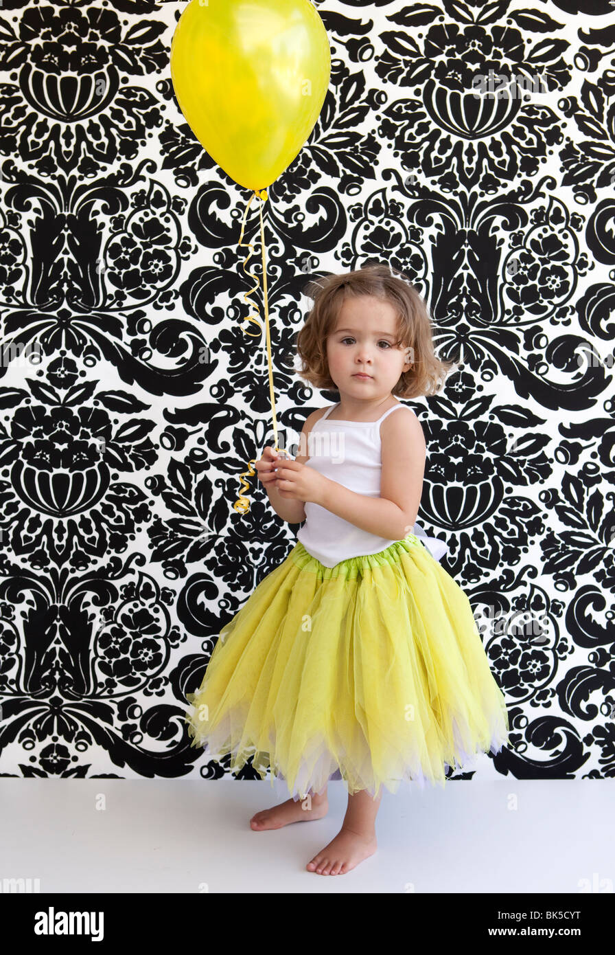 Kleines Mädchen mit gelben Tutu und Ballon Stockfoto