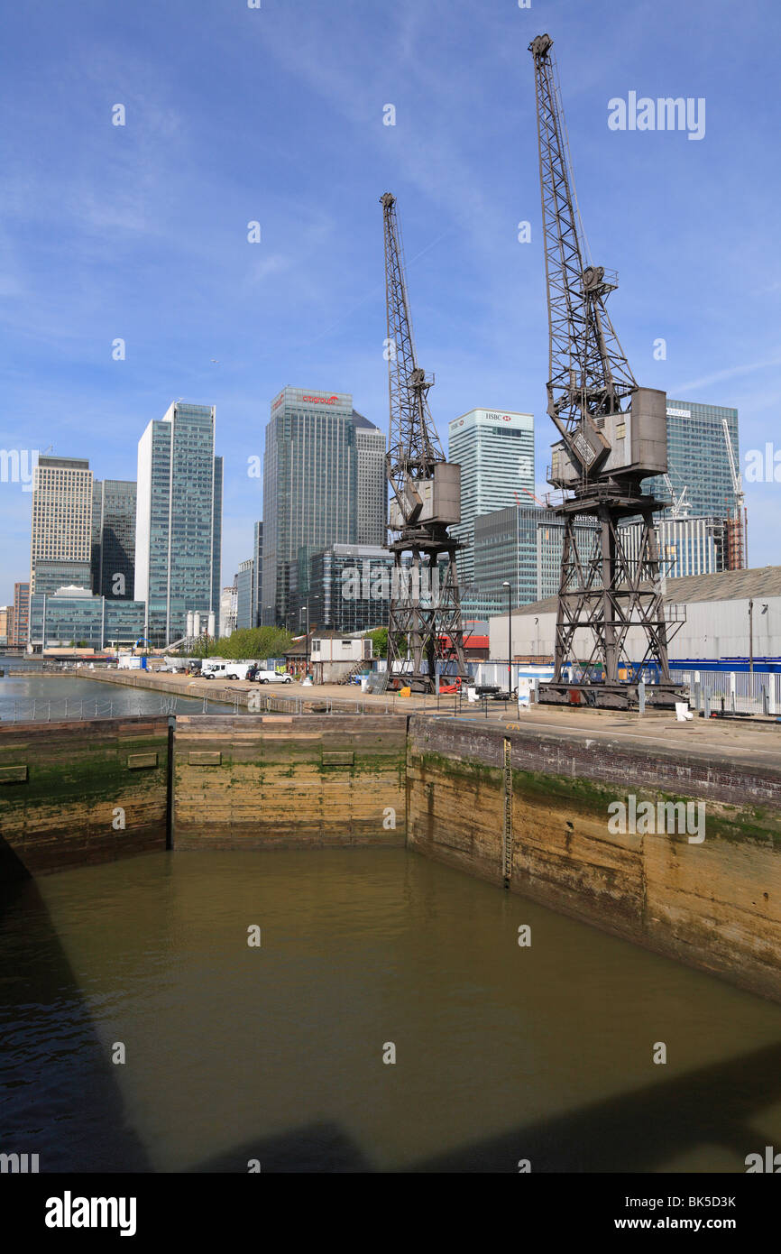 Canary Wharf - Blick über West India Dock mit Kränen. Stockfoto