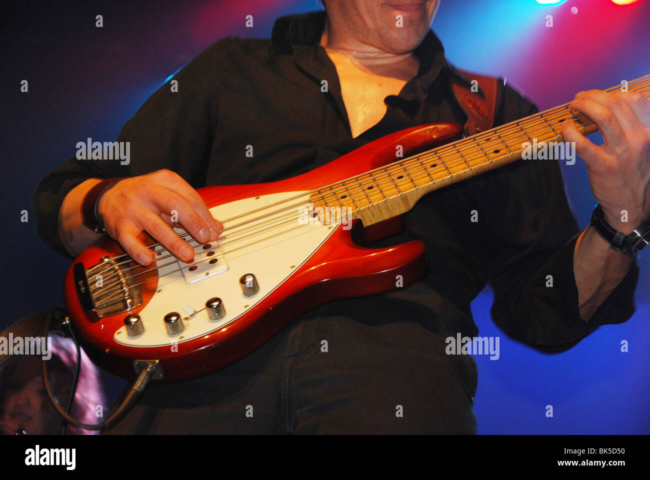 Musiker auf der Bühne seine Music Man Sting Ray 5-String Bass-Gitarre  spielen Stockfotografie - Alamy