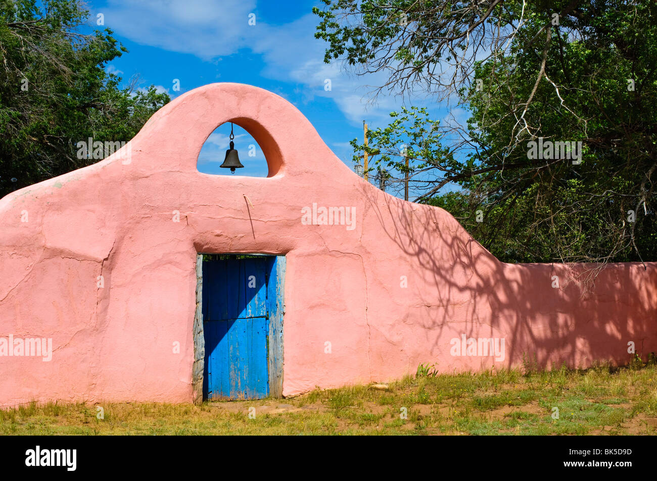 Adobe-Eingang und Tür, New Mexico, Vereinigte Staaten von Amerika, Nordamerika Stockfoto