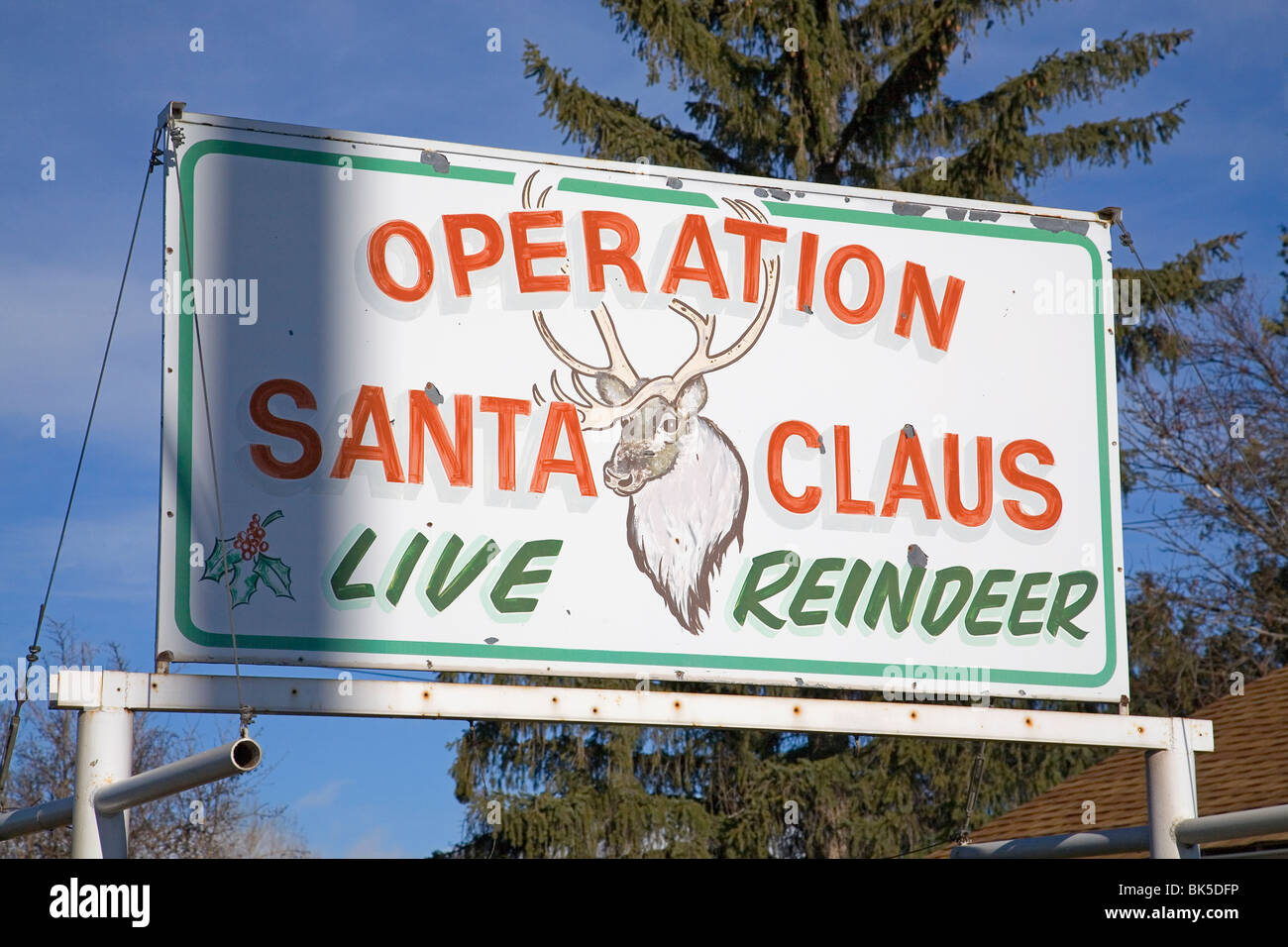 Santa Claus Zeichen auf einer Autobahn in Zentral-Oregon Stockfoto